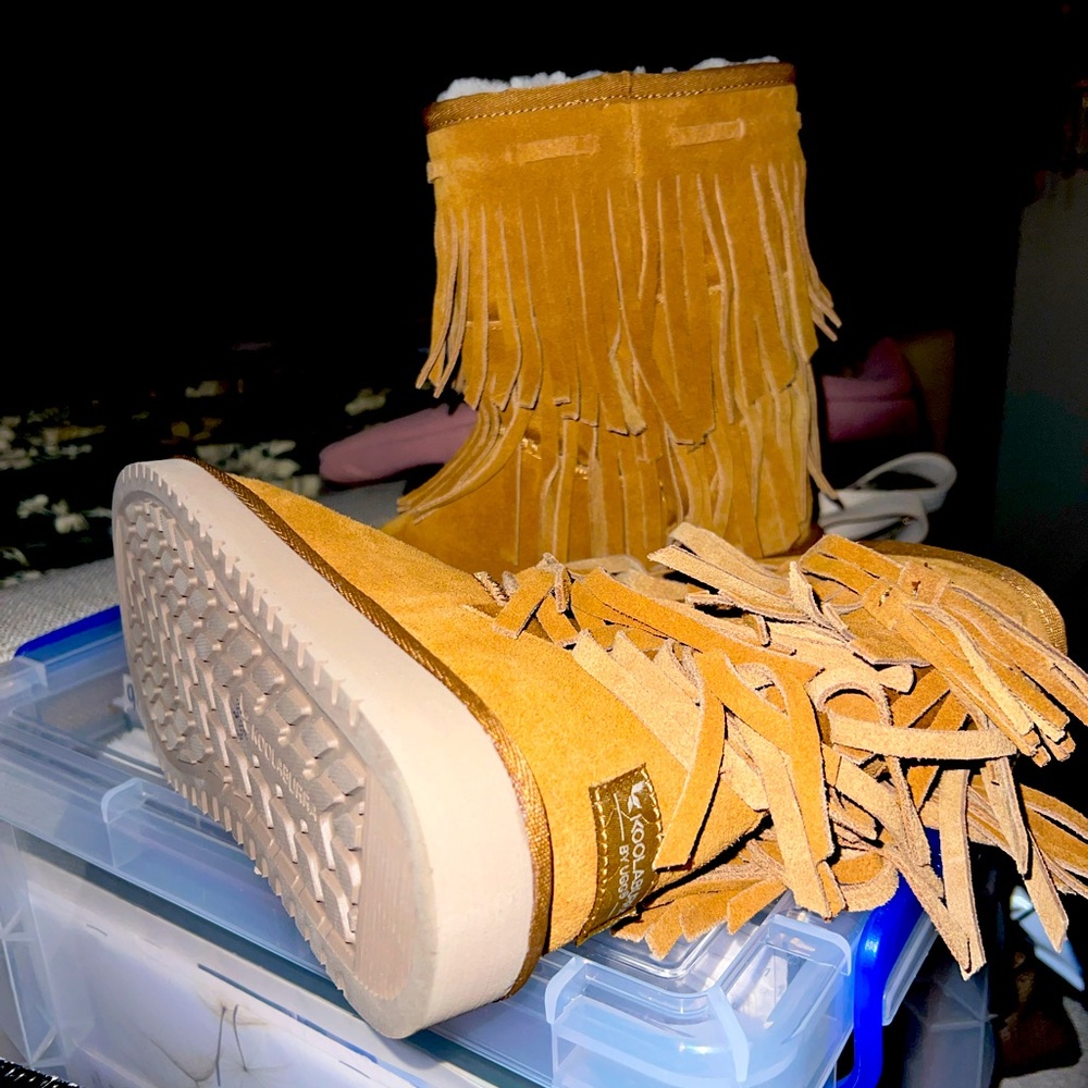 Brand new size 5 (big girls/womens) ugg boots w/ fringe, calf height